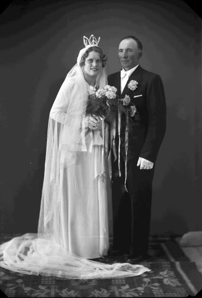 Porträtt av ett brudpar. Ateljefoto.