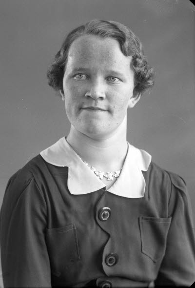 Porträtt av en dam. Ateljefoto.