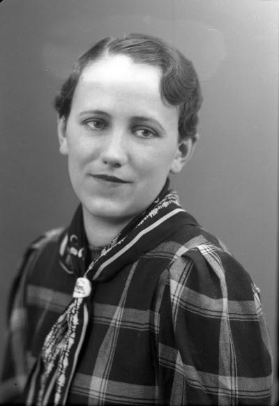 Porträtt av en dam. Ateljefoto.