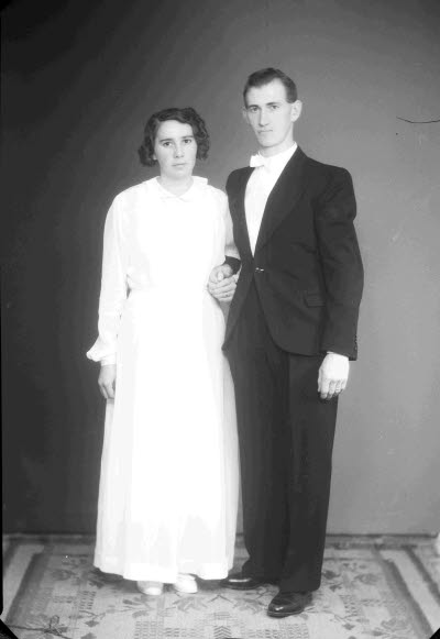 Porträtt av ett brudpar. Ateljefoto.