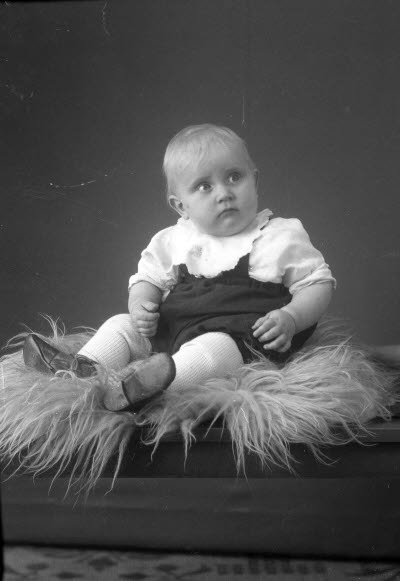 Porträtt av ett barn. Ateljefoto.