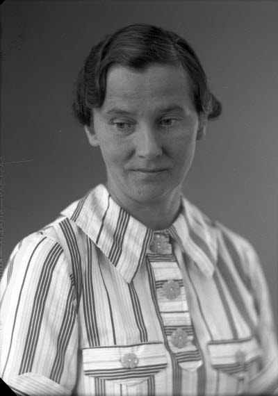 Porträtt av en dam. Ateljefoto.