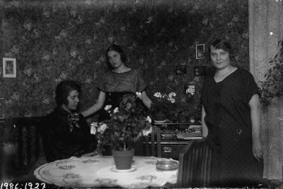 Interiör; gruppbild: tre damer. Oidentifierade.