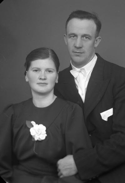 Porträtt av ett brudpar. Ateljefoto.