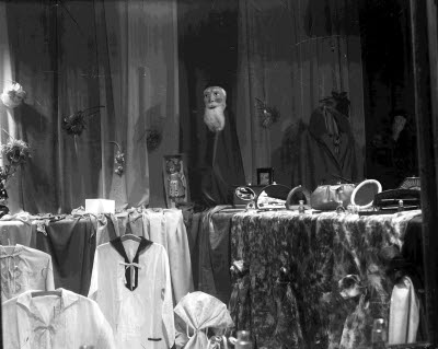 Klädaffär; skyltfönster; julskyltning.