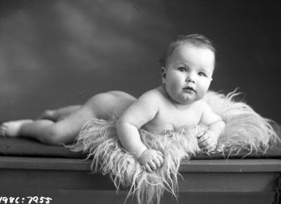 Porträtt av ett barn. Ateljefoto.