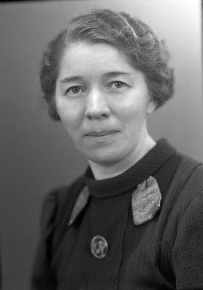 Porträtt av en dam. Ateljefoto.