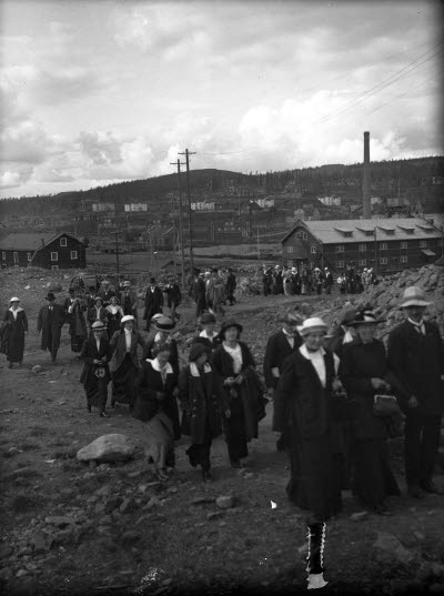 Demonstration vid mekaniska verkstaden. Hermelin i bakgrunden.
