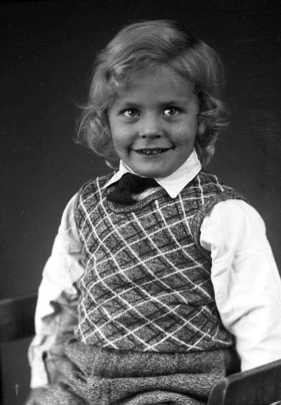 Porträtt av ett barn; en pojke. Ateljefoto.