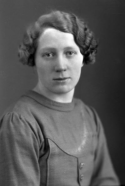 Porträtt av en dam. Ateljefoto.