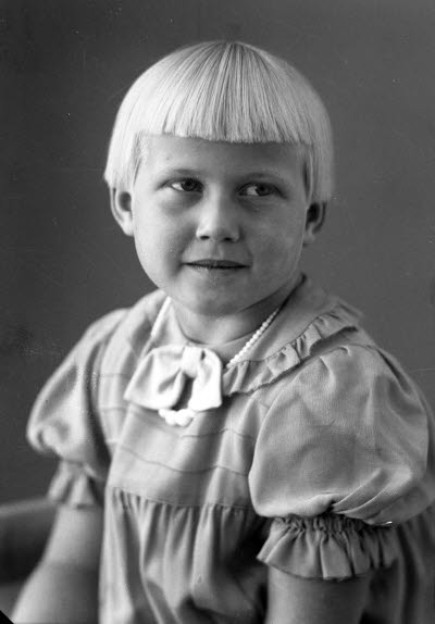 Porträtt av ett barn; en flicka. Ateljefoto.