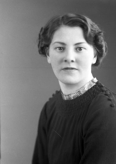 Porträtt av en dam. Ateljefoto.