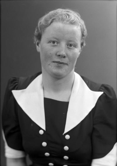 Porträtt av en dam. Ateljefoto.