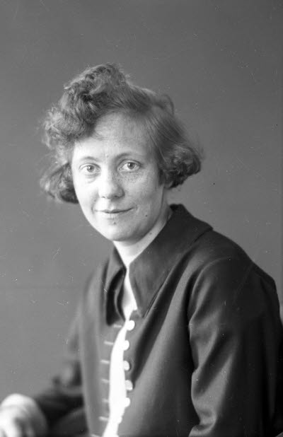 Porträtt av en dam. Ateljefoto.