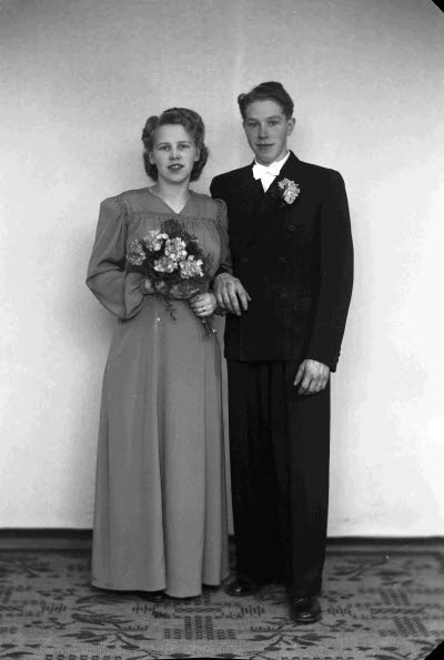 Porträtt av ett brudpar. Ateljefoto.