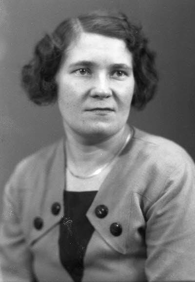 Porträtt av en dam. Ateljefoto.