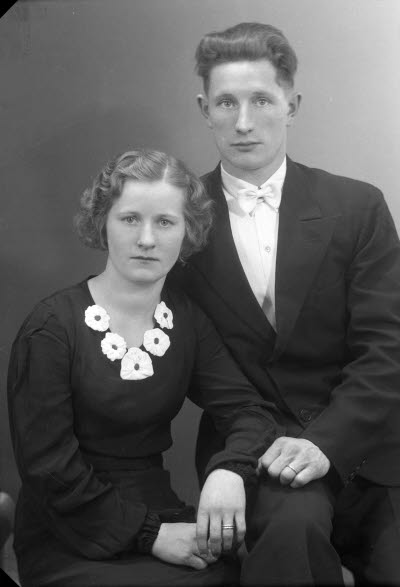 Porträtt av ett par; en herre och en dam. Ateljefoto.