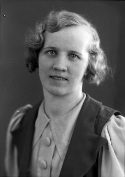 Porträtt av en dam. Ateljefoto.