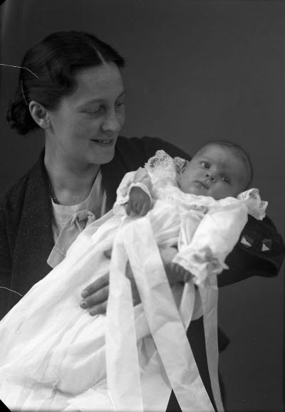 Porträtt av en dam och ett barn. Ateljefoto.