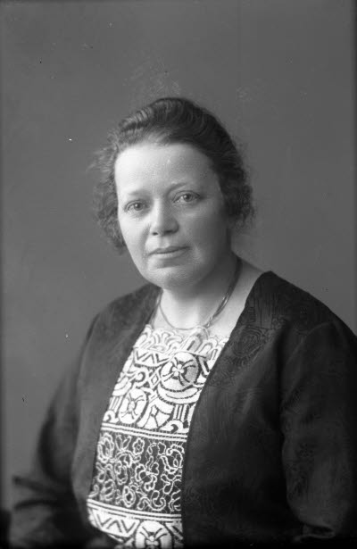 Porträtt av en dam. Ateljefoto.