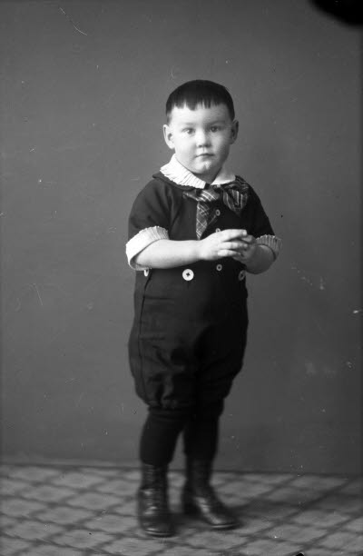 Porträtt av ett barn, pojke. Ateljefoto.