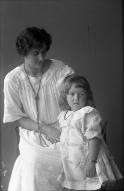 Porträtt av en kvinna och ett barn, flicka. Ateljefoto.