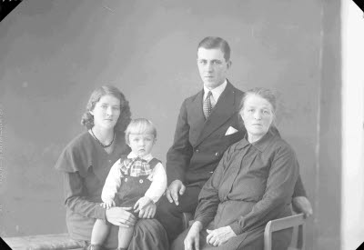 Porträtt av en familj. Ateljefoto.