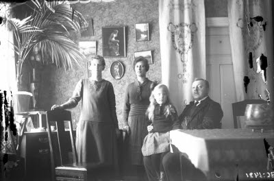 Familjefoto i hemmiljö. Vardagsrum.