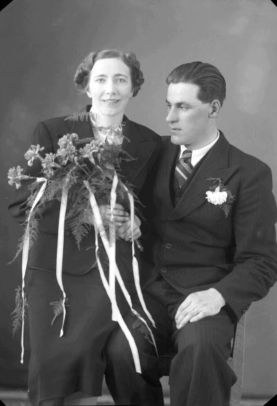 Porträtt av ett brudpar. Ateljefoto.