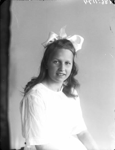 Porträtt av en ung dam. Ateljefoto. Studentexamen.