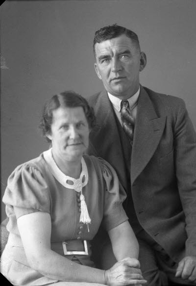 Porträtt av ett par; en herre och en dam. Ateljefoto.