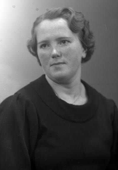 Porträtt av en dam. Ateljefoto.