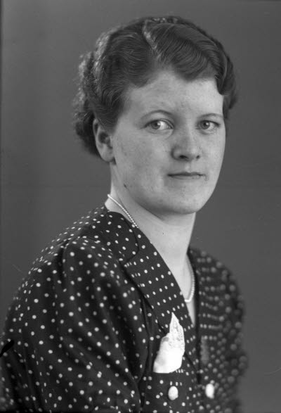 Porträtt av en dam. Ateljefoto.