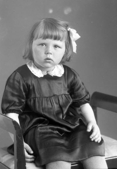 Porträtt av ett barn; en flicka. Ateljefoto.