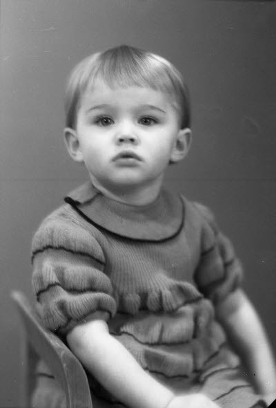 Porträtt av ett barn; en flicka. Ateljefoto.