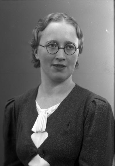 Porträtt av en dam. Ateljefoto.