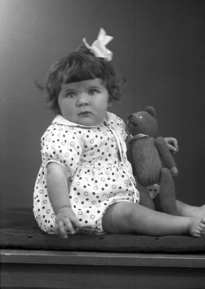 Porträtt av ett barn, flicka. Ateljefoto.