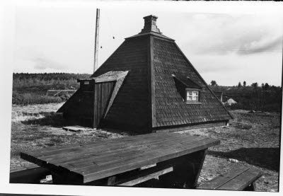 Skolkåta; hushållskåta i Killingi. Bostad för skolbarn ca 1920 - 1942.