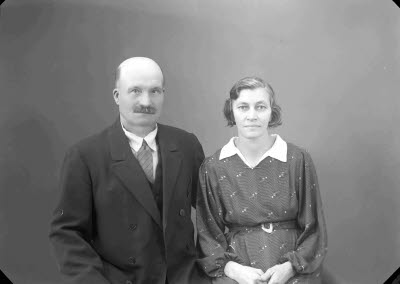 Porträtt av ett par; en herre och en dam. Ateljefoto.