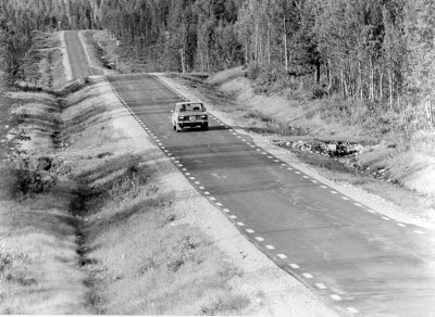 Landsväg; bilväg. Personbil.