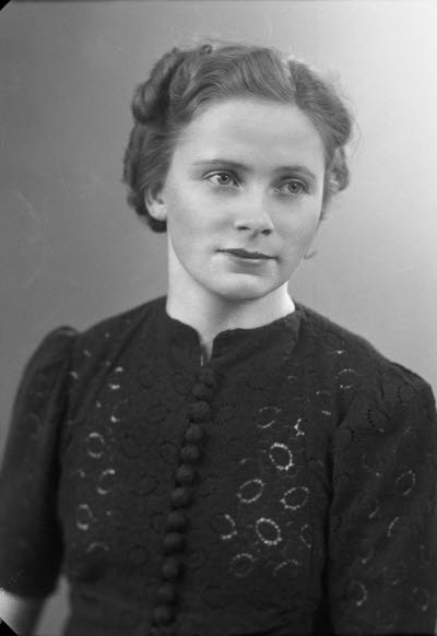 Porträtt av en dam. Ateljefoto.