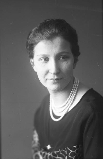 Porträtt av en dam. Ateljefoto.