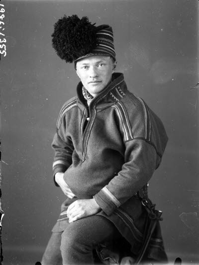 Porträtt av en herre i samedräkt. Ateljefoto.