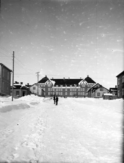 Vasagatan mot Centralskolan. Vintermotiv.