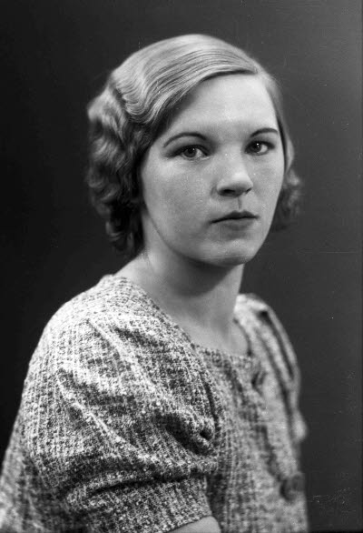 Porträtt av en dam. Ateljefoto.