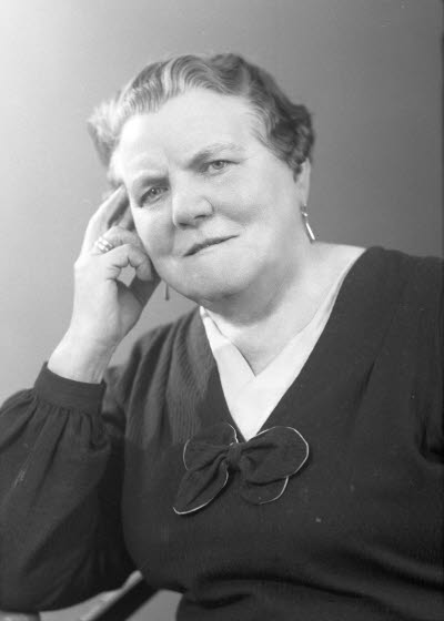 Porträtt av en dam. Ateljefoto.