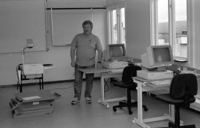 Inredning av nytt datarum för utbildningar.