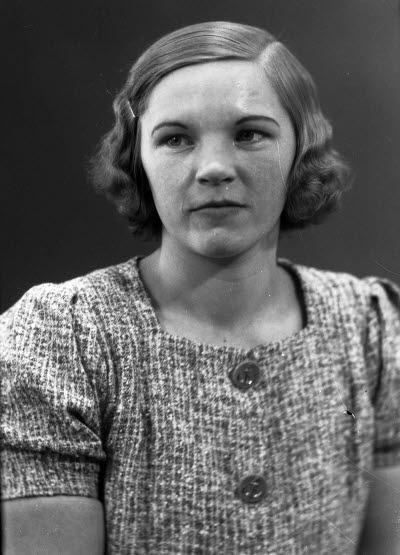 Porträtt av en dam. Ateljefoto.