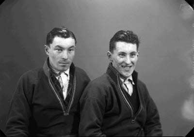 Porträtt av två herrar. Ateljefoto.