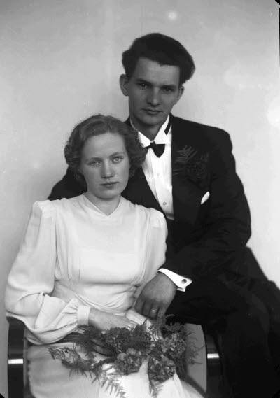 Porträtt av ett brudpar. Ateljefoto.